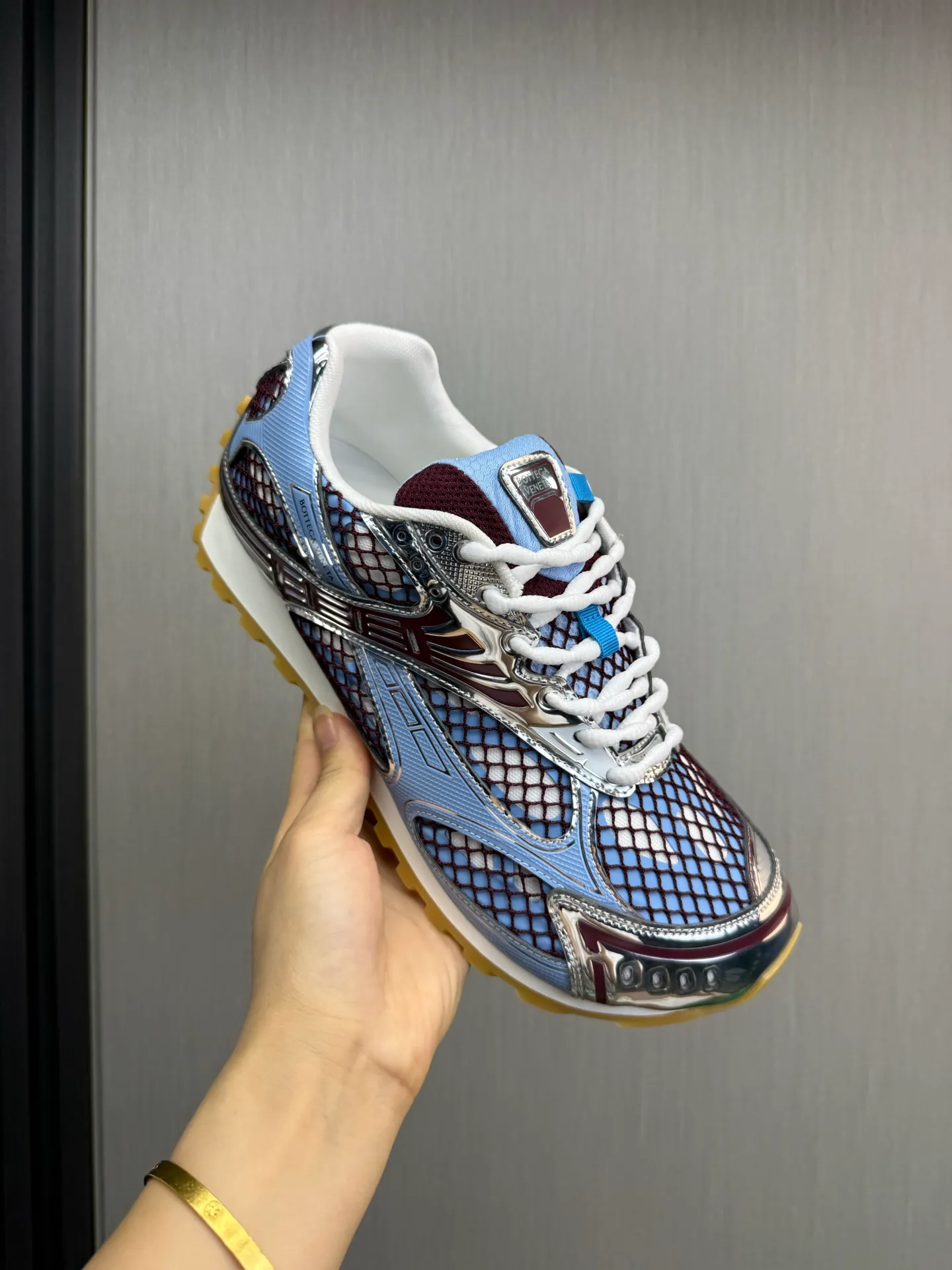 Men's men's shoes 💰620💰 BV top version 𝘽𝙊𝙏𝙏𝙀𝙂𝘼 𝙑𝙀𝙉𝙀𝙏𝘼 Orbit sneakers Wang Yibo same style couple style dad shoes 🩷💚 Runner sneakers, made of lightweight technical mesh fabric. Features a geometric patterned rubber outsole. Pay attention to the package craftsmanship ❕ High version shipping ❗️ Very nice, durable to play with and durable to make ✔️ Standard version 💯💯 The outsole is made of color-blocked TPU outsole. Women’s model 35-41 (40 41 customized) Men’s model 39-46 (45.46 customized) Equipped with original packaging